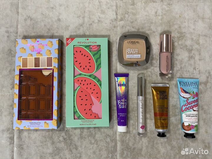 Палетки Revolution, пудра, блески