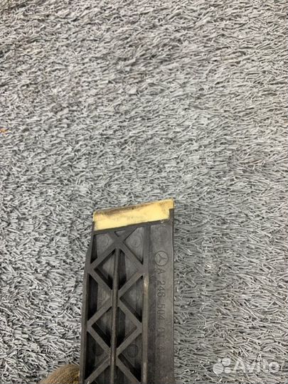 Кронштейн радиатора правый Mercedes W117 W156 W176