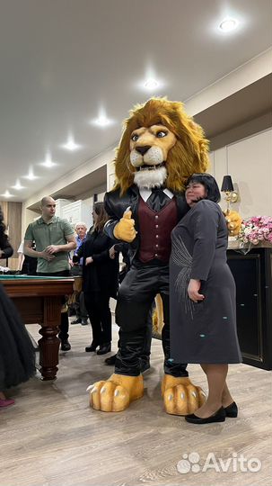 Поздравление от Льва в смокинге