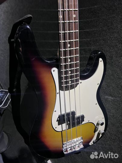 Бас гитара с комбоусилителем