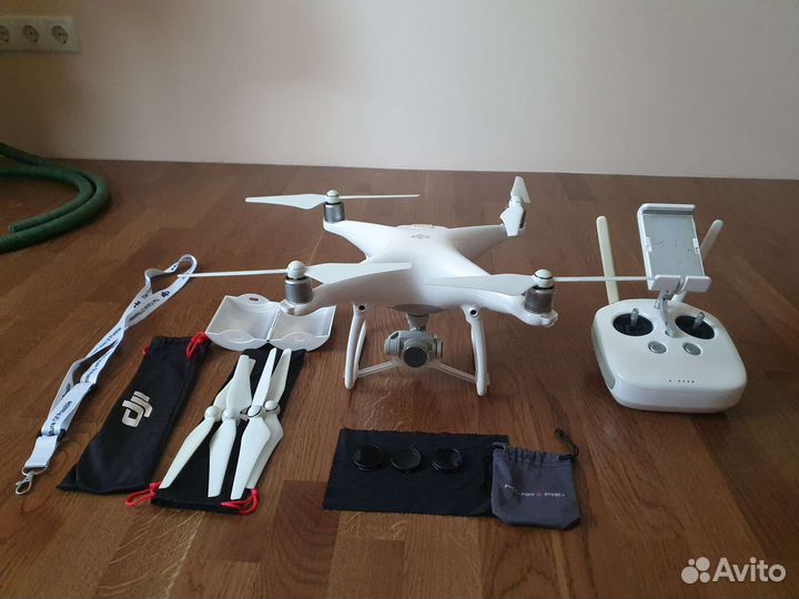 Квадрокоптер DJI Phantom 4