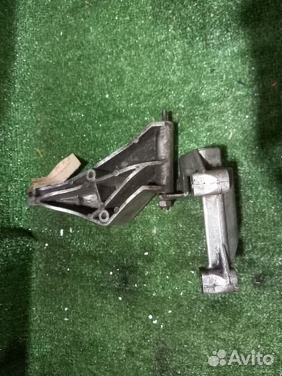 Кронштейн гура на audi 80 B3