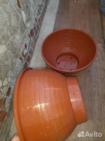 Большой цветочный горшок и маленькие