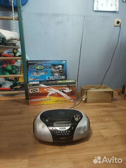 Магнитофон Sony, с радио, считывает диски, кассеты