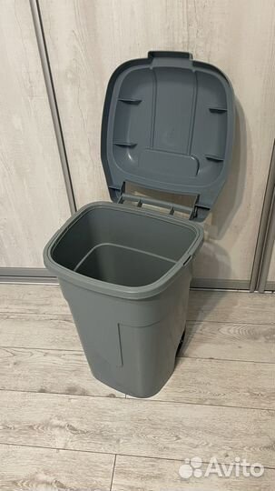 Мусорное ведро с крышкой на колесах