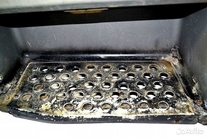 Корпус нижней подножки пластиковый, левый mercedes