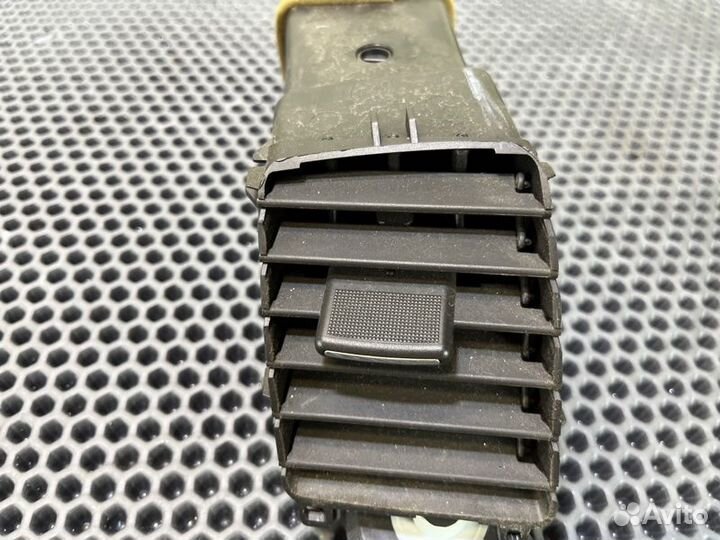 Дефлектор воздушный лев. Cadillac Escalade