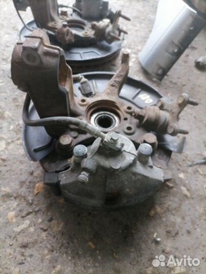 Кулак передний правый Volkswagen Golf Plus 5M BLF