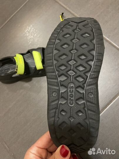 Сандалии crocs j1