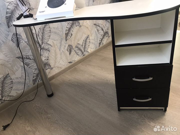 Стол для маникюра с вытяжкой