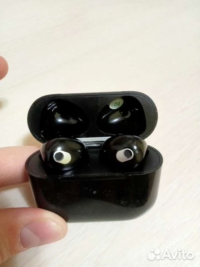 Беспроводные наушники Pro в отличном состоянии