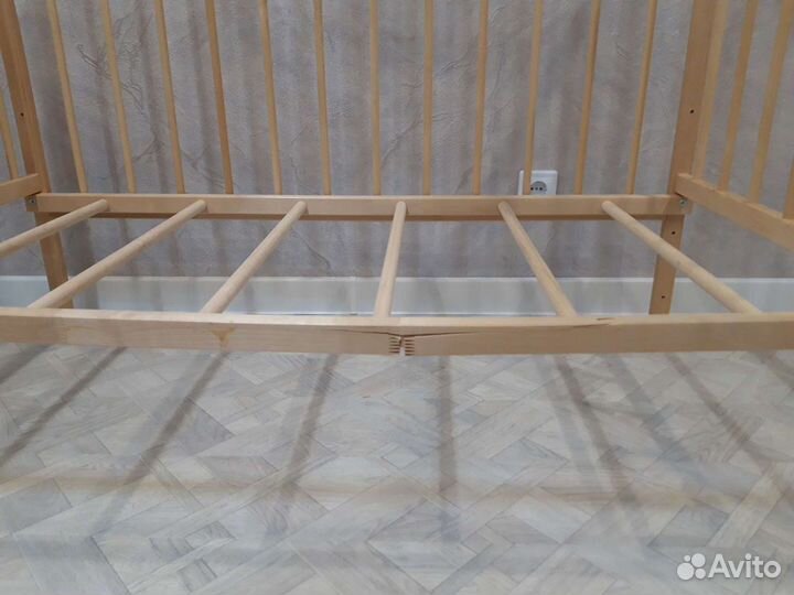 Детская кроватка с маятником