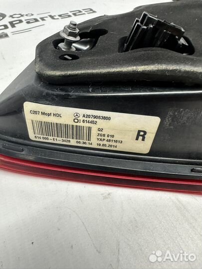 Задний фанарь в крышку багажника mercedes w207