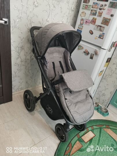 Прогулочная коляска с надувными колесами