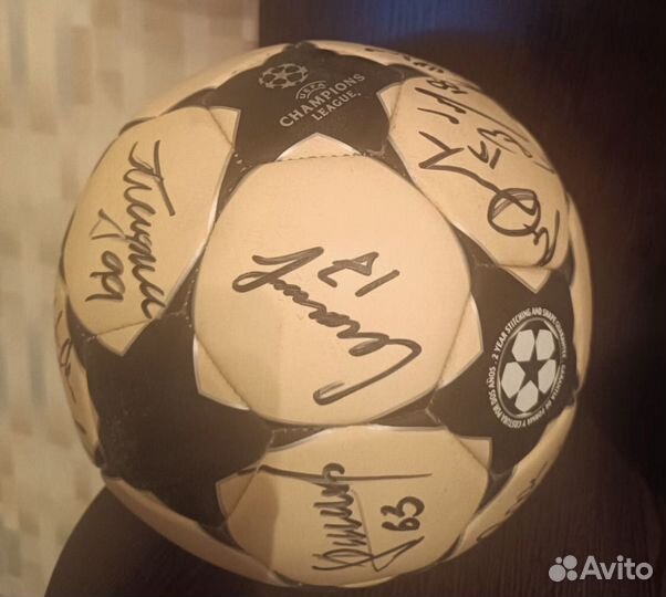 Футбольный мяч с автографами