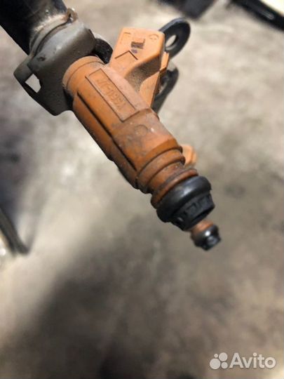 Топливная рампа с форсунками Ford Focus 1 1.6