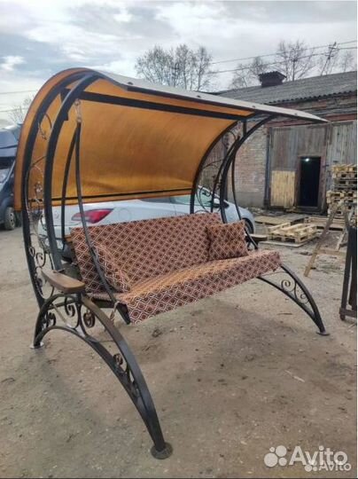 Качель удобная с крышей 