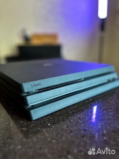 Игровая консоль PS4 Pro (с джойстиком)
