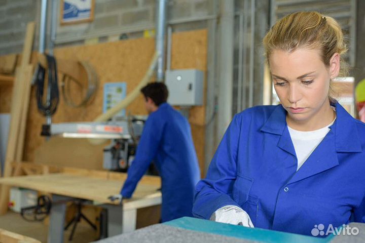 Работница на мебельное производство