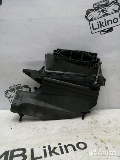 Корпус воздушного фильтра правый Mercedes OM642