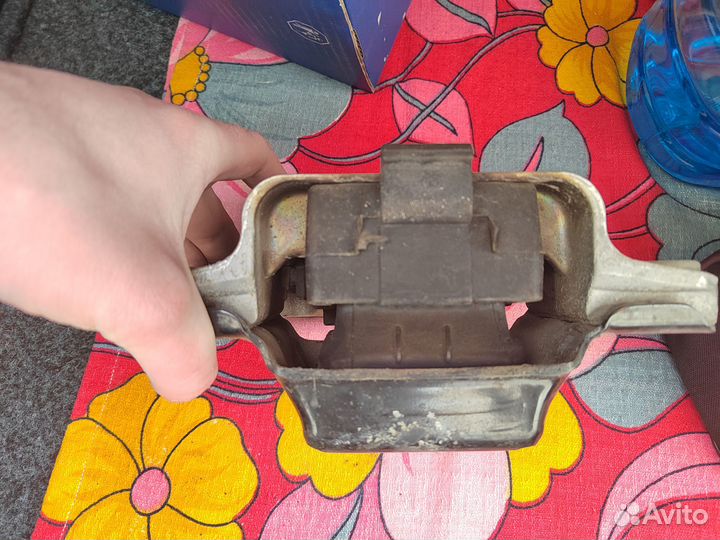 Опора кпп левая Volkswagen Jetta 6