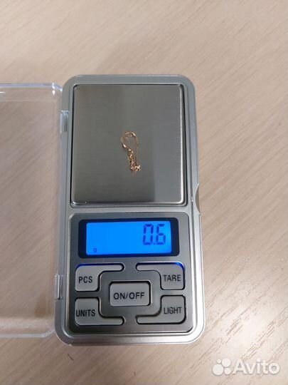 Одна золотая серьга