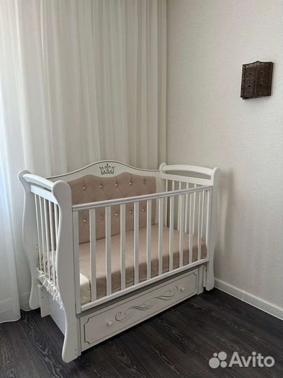 Детская кроватка с маятником и ящиком