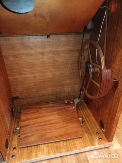 Швейная машина Чайка подольск ножная с тумбой