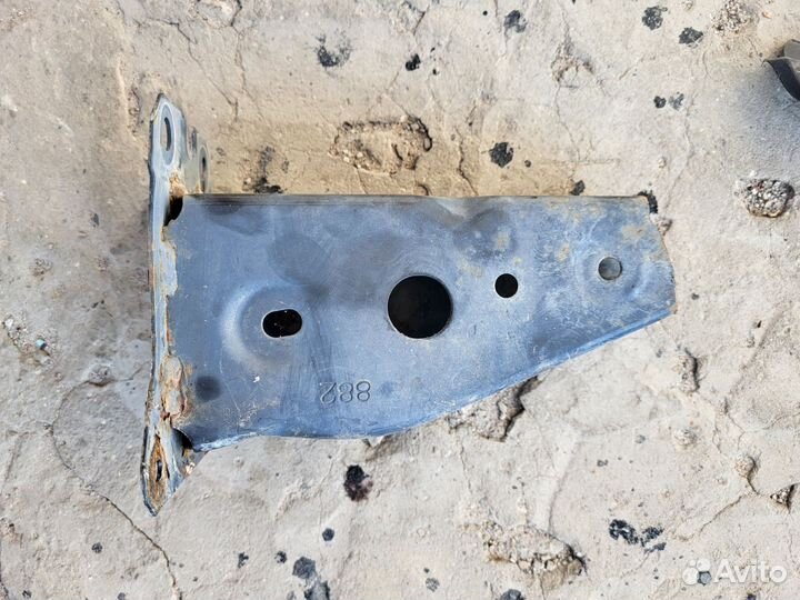 12-22 Мазда Кронштейн подрамника Левый M3 M6 CX-5