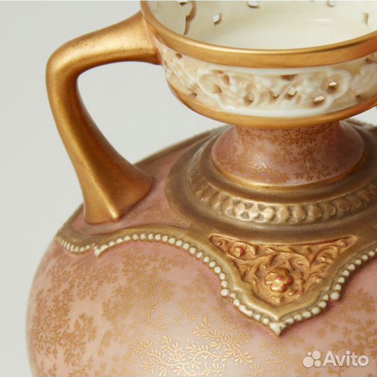 Старинная ваза нежно-розового оттенка с ручками