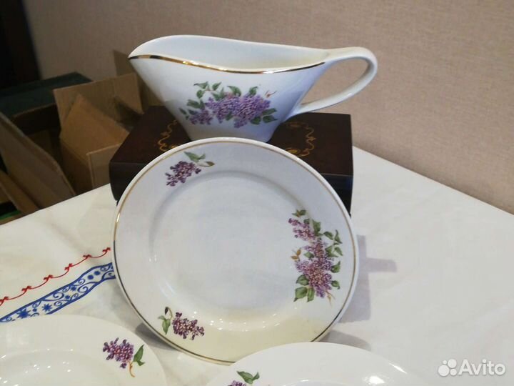 Сирень, соусник и тарелка дулево