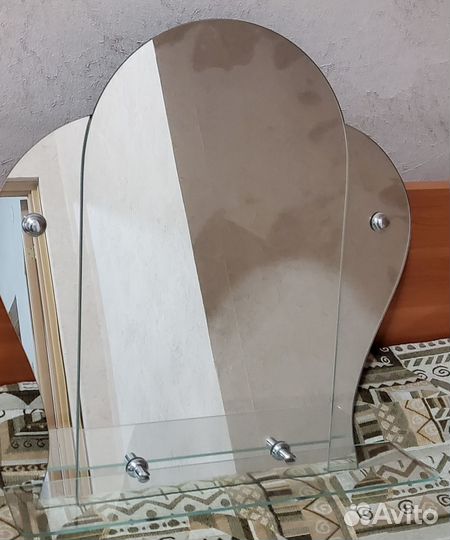 Зеркало в ванную с полочкой