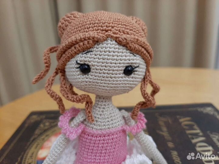 Кукла балерина, связанная крючком