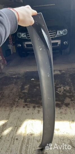 Спойлер средний на Toyota Land Cruiser 200