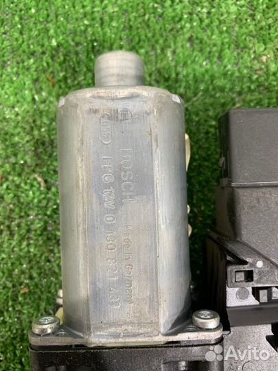 Моторчик стеклоподьемника задний правый Volkswagen