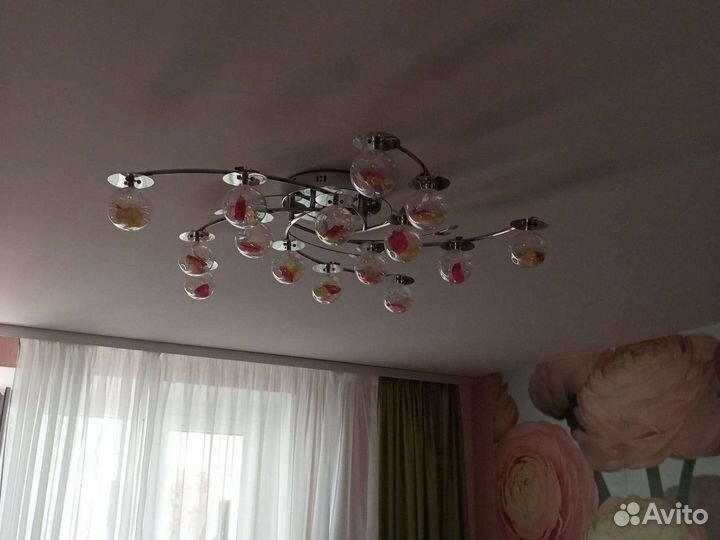 Люстра в отличном состоянии. С пультом