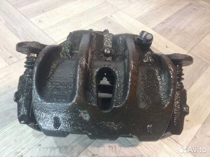 Суппорт тормозной передний правый Land Rover Range