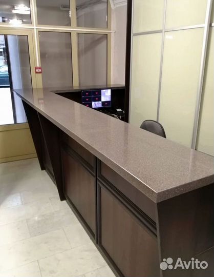 Ресепшн для клиники из искусственного камня