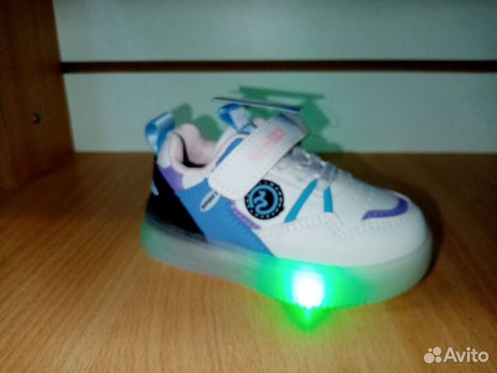 Детские кроссовки светящиеся
