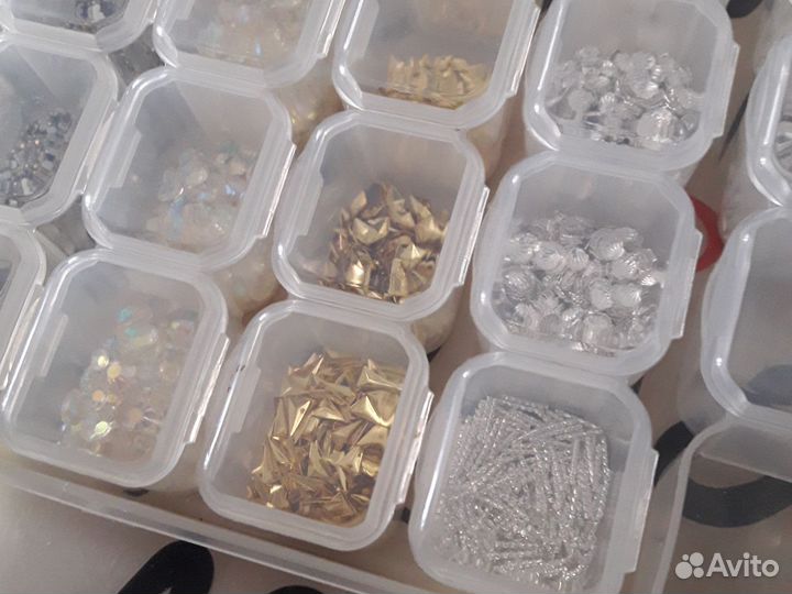 Стразы камни и мет. детали для ногтей в боксе