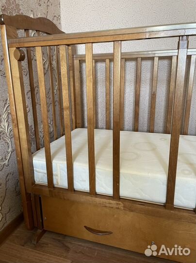 Детская кроватка с маятником и ящиком