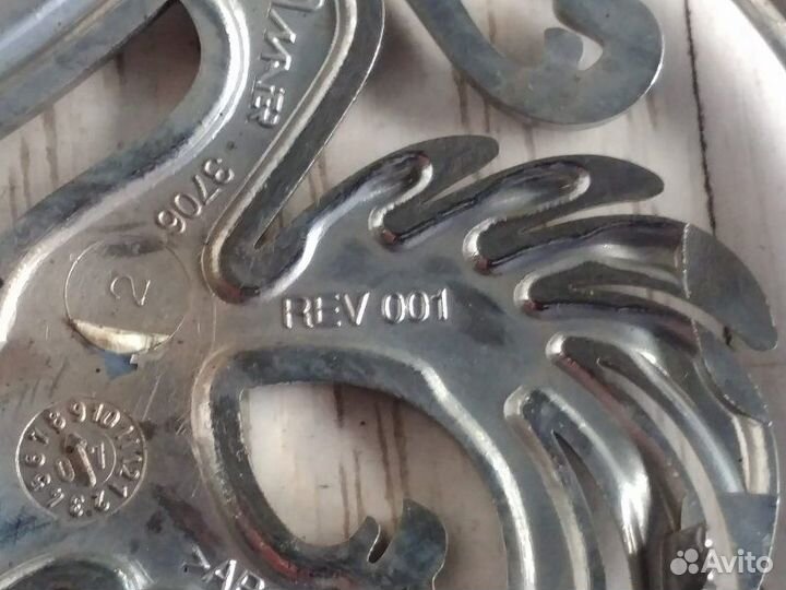 Эмблема в решетку радиатора передняя Opel Astra H