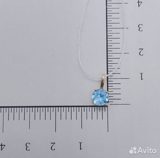 Золотая подвеска с камнем