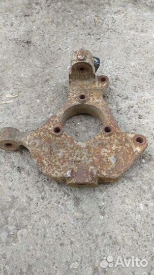 Кулак передний правый Chevrolet Tahoe 2006-2014