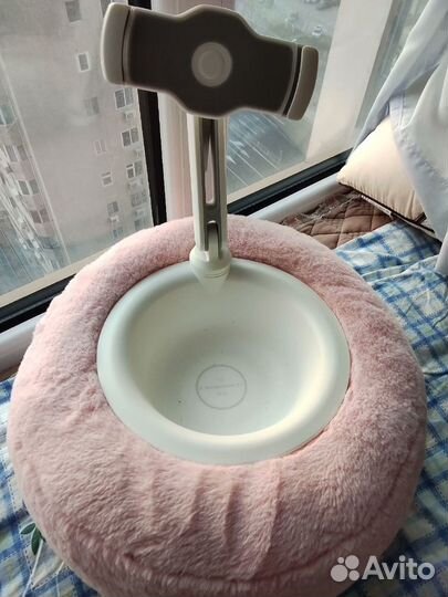 Плюшевая подушка с держателем для телефона