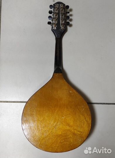 Старинный музыкальный инструмент 