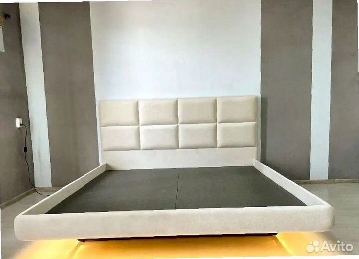 Кровать двуспальная парящая мягкая