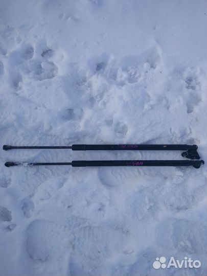 Амортизатор правый и левый задней дверки на yaris