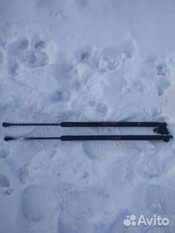 Амортизатор правый и левый задней дверки на yaris