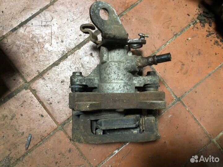 Суппорт задний левый Geely Emgrand Ec7